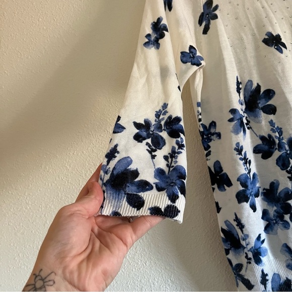 Rebecca Malone Blue and White Floral Zip Up Sweater Size Medium - Picture 6 of 8